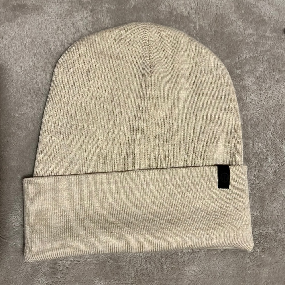 NWOT Beige Lululemon Chillfighter Beanie S/M